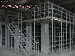 Montazni policni podest, regali so izstocasno nosilna konstrukcija podesta Montazni policni podest, regali so izstocasno nosilna konstrukcija podesta