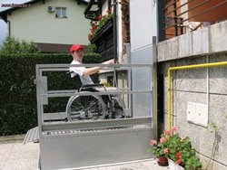 Dvizna platforma za dostopno teraso po celi visini dviga Dvizna platforma za dostopno teraso po celi visini dviga
