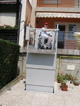 Dvizna platforma za dostopno teraso z obodno varnostno zascito Dvizna platforma za dostopno teraso z obodno varnostno zascito