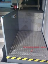 Invalidska dvizna platforma s avtomatsko loputo Invalidska dvizna platforma s avtomatsko loputo