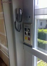 Vsako dvigalo ima prisilni spust in komunikacijsko povezavo - telefon Vsako dvigalo ima prisilni spust in komunikacijsko povezavo - telefon