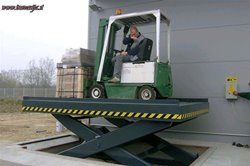 Dvizna miza za nakladanje in razkladanje kamionov Dvizna miza za nakladanje in razkladanje kamionov