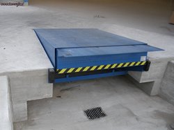 Nagibna rampa varovanje z plavajoco platformo Nagibna rampa varovanje z plavajoco platformo